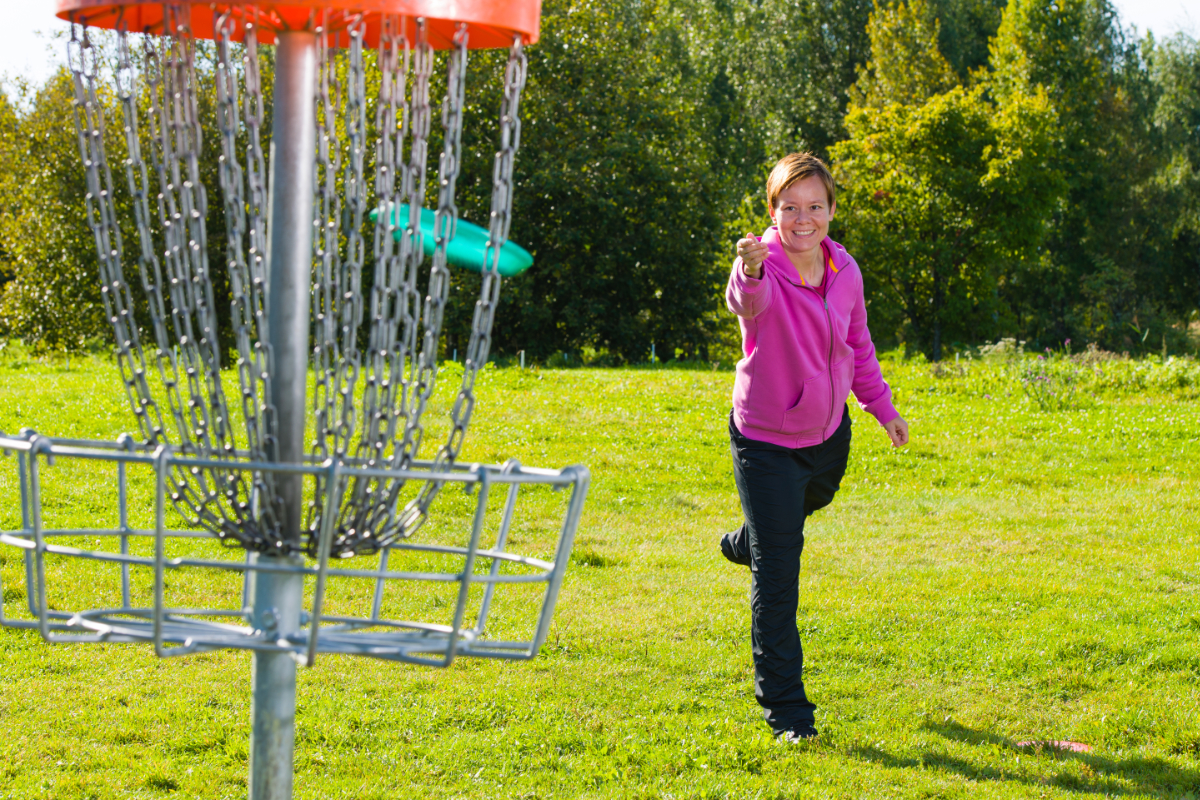 Woman Playing Disc Golf 1200X800